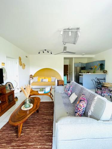 a living room with a couch and a table at Le Reka du Grand Large in Papeete