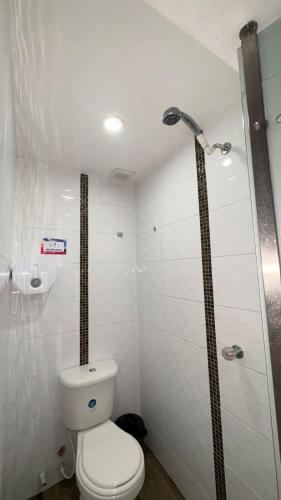 a bathroom with a toilet and a shower at HOTEL VITRU in Cúcuta