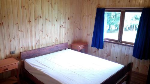 Tempat tidur dalam kamar di Cabaña Pucon a Huife