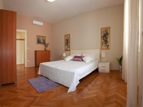 Gianina Apartment