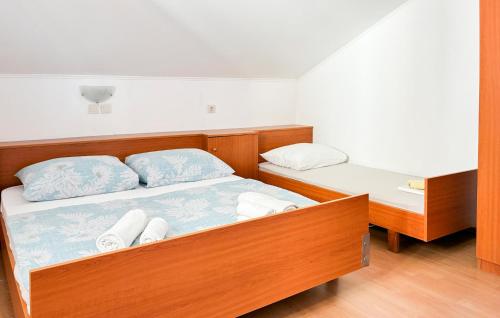 Nice Apartment In Rab With House Sea View