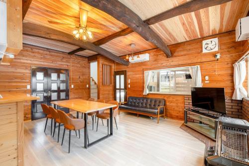 a dining room with a table and a couch at ウッドペッカーC棟 in Nasu