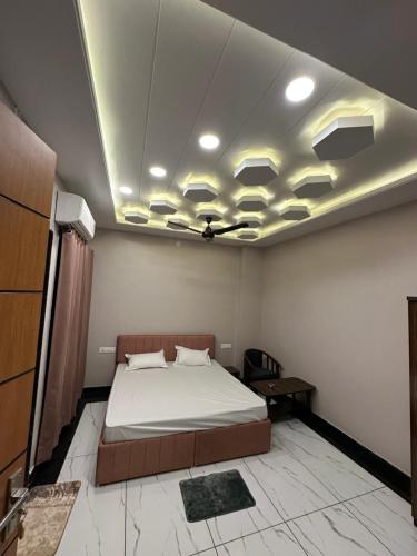 a bedroom with a bed and a ceiling at Royal kesari in Jhunjhunūn