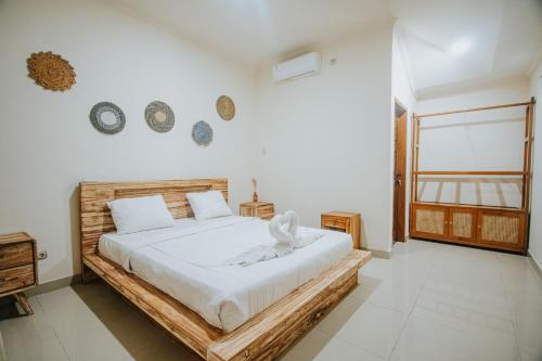 a bedroom with a large white bed in a room at Tiny House Nusa Lembongan in Nusa Lembongan