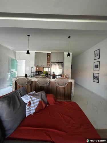 a living room with a bed and a kitchen at Casa Cristã Familiar JR in Paracuru