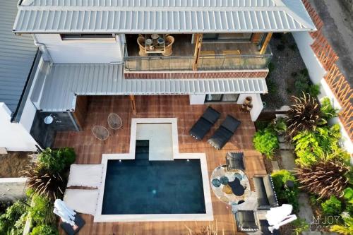 an overhead view of a backyard with a swimming pool at Villa Austral et Lagons in Étang-Salé