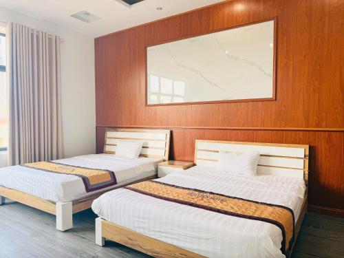 two beds sitting next to each other in a room at Hoa Viên Hotel in Hòa Ðình