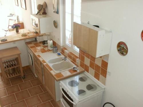 a small kitchen with a sink and a stove at Les séquoias in Javerdat