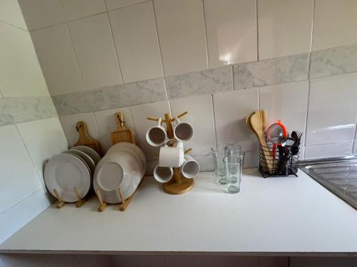 a kitchen counter with plates and utensils on it at Agro Camping Los Costeños in Choapa