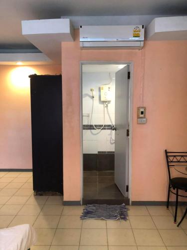 a room with a door open to a room with a room at จอมเทียน ซีไซด์ เกสเฮ้าส์ in Jomtien Beach
