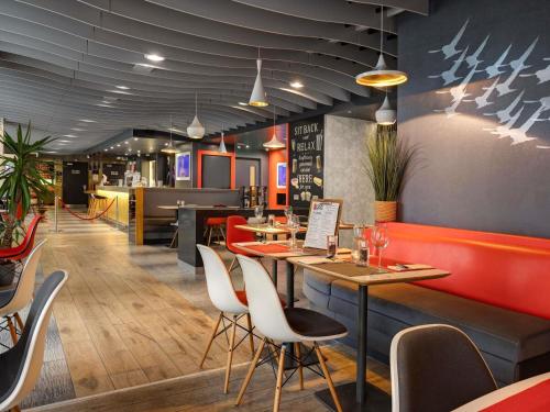 a restaurant with a table and chairs in it at ibis Brighton City Centre - Station in Brighton & Hove