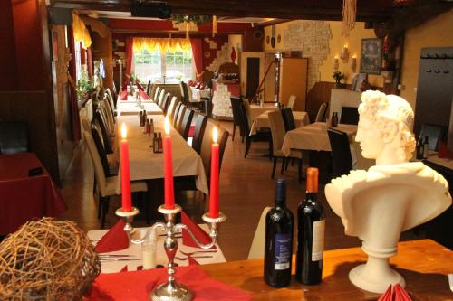 Hotel Taverne Inos tesisinde bir restoran veya yemek mekanı