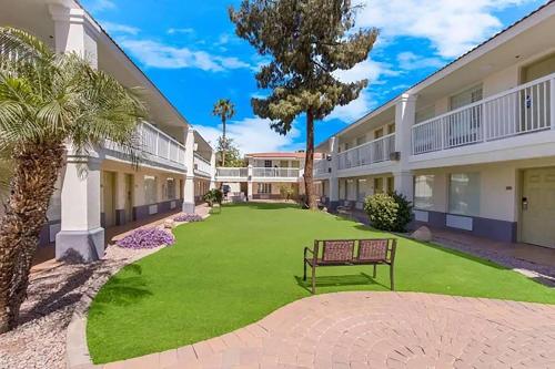 a courtyard with a bench in front of a building at Howard Johnson by Wyndham Tempe University/Phoenix in Tempe