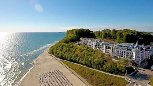 an aerial view of a building next to the ocean at Villa Philine - Meerblicksuite "Carlotta" in Ostseebad Sellin