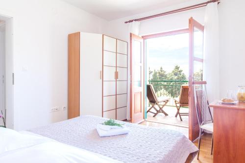 En eller flere senge i et værelse på Villa Cvita 80 m from the sea, free breakfast - DIRECT LANDLORD