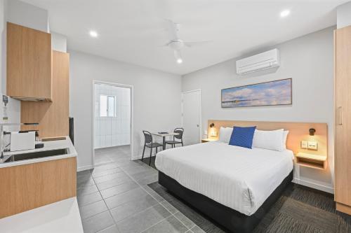 a hotel room with a bed and a kitchen at Avenue WEST Studio Units in Toowoomba