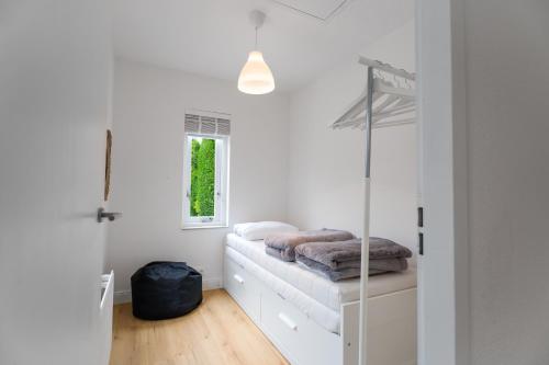 a white room with a bed and a window at Spaanse Galeien 13 in Retranchement