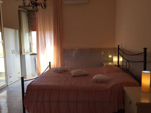 ローマにあるCasa Vacanze Le Tortoreのベッドルーム1室(枕2つ付)