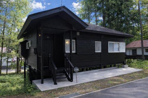 a black tiny house on display in a yard at Shakunagedaira Rental cottage - Vacation STAY 18352v in Numanokura
