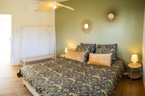 a bedroom with a bed and a mirror on the wall at Lodge Romy in Schalkendorf