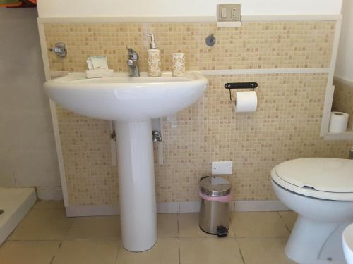タオルミーナにあるB&B オデオンのバスルーム(白い洗面台、トイレ付)