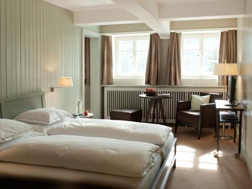 Кровать или кровати в номере Historisches Alpinhotel Grimsel Hospiz