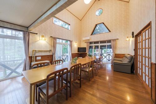 a dining room with a long table and chairs at Shakunagedaira Rental cottage - Vacation STAY 18466v in Numanokura