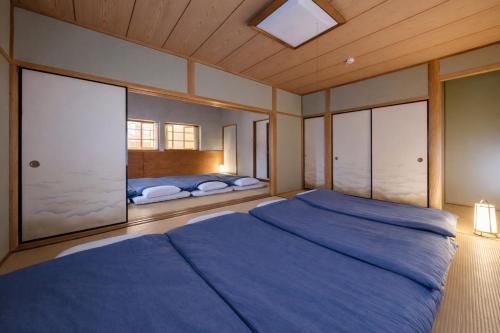 a large bedroom with two beds and a window at Shakunagedaira Rental cottage - Vacation STAY 18466v in Numanokura