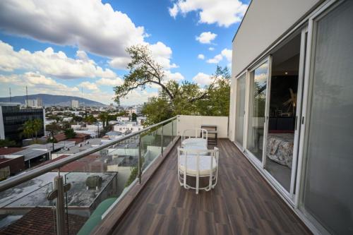 a balcony with a view of a city at Loft tipo Penthouse con terraza panorámica y mesa de billar in Monterrey