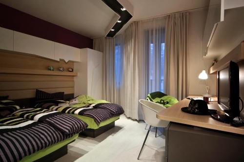 een hotelkamer met 2 bedden, een bureau en een bureau bij Iceberg Apartment 50 in Borovets