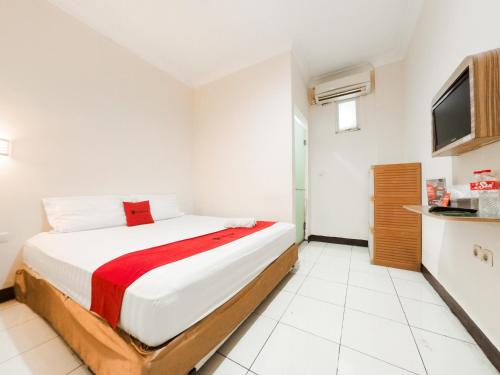 a bedroom with a large bed in a room at RedDoorz @ Pandu Raya Bogor in Bogor