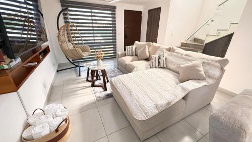 a living room with a couch and a table at BellitasHouse Dream Acapulco Lujo y Confort in Acapulco