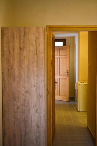 an open door in a room with a door at Páva Apartmanház in Makó