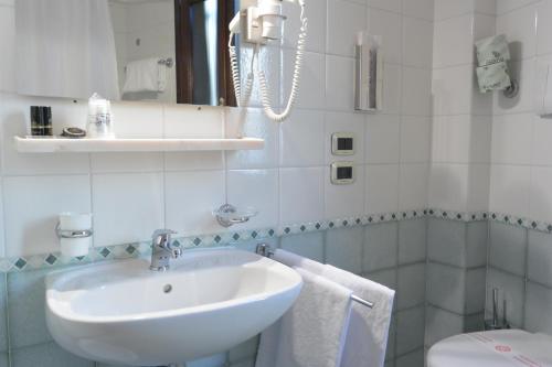 
a bathroom with a sink, toilet and bathtub at Hotel San Moisè in Venice
