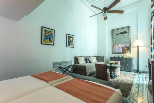 Säng eller sängar i ett rum på Riad Le Perroquet Bleu Suites & Spa