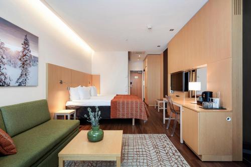 a hotel room with a bed and a couch at Hotel Levi Panorama in Levi