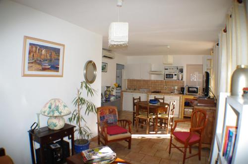 Foto GITE , Maison de vacances avec extérieur et terrasse fleurie meublé tourisme 3 étoiles 1