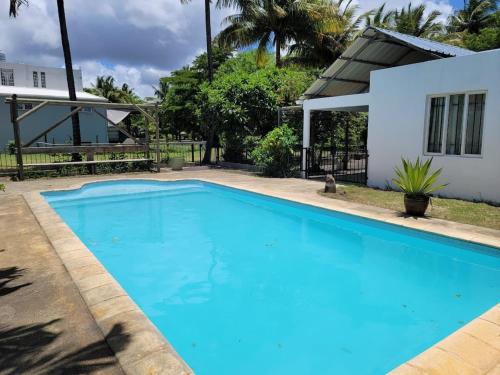 Tropical Garden Hideaway - Stonecutter