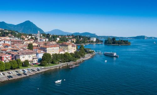 eine Luftansicht einer Stadt auf einem Fluss in der Unterkunft Hotel Aquadolce in Verbania