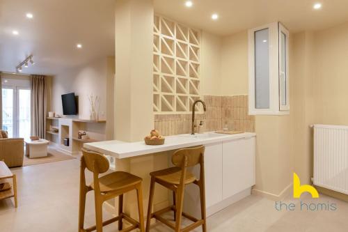 Romantic Whirlpool Retreat Steps from Acropolis!