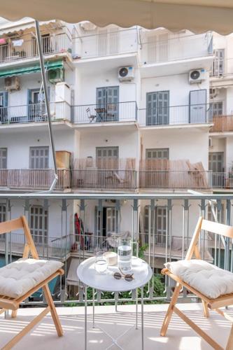 Romantic Whirlpool Retreat Steps from Acropolis!