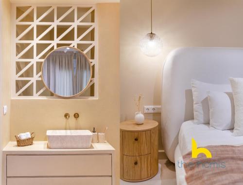 Romantic Whirlpool Retreat Steps from Acropolis!