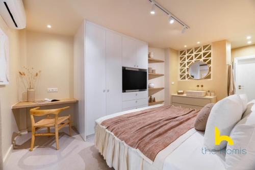 Romantic Whirlpool Retreat Steps from Acropolis!