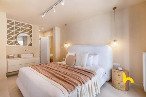 Romantic Whirlpool Retreat Steps from Acropolis!