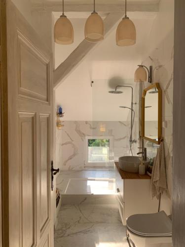 a bathroom with a sink and a mirror at Villa Maria Rosaria in Oborniki Śląskie