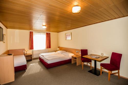 Hotel Denk Bed & Breakfast tesisinde bir odada yatak veya yataklar