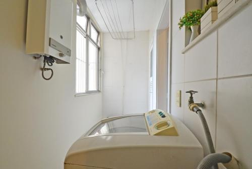 a kitchen with a sink and a faucet in a room at Confortável e seguro 2 quartos com varanda no Leme in Rio de Janeiro