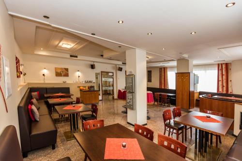 フォルヒドルフにあるHotel Denk Bed & Breakfastのテーブルと椅子のあるレストラン、バー