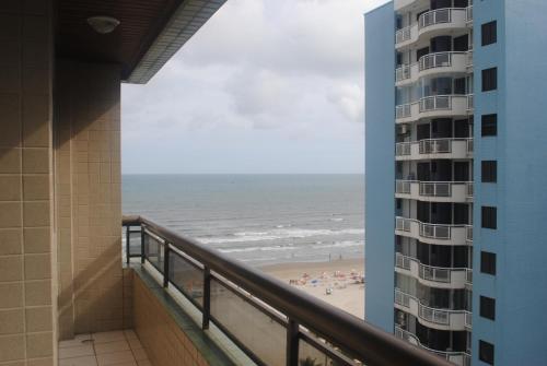 Blick auf den Strand vom Balkon eines Gebäudes in der Unterkunft Cobertura vista para o mar in Praia Grande
