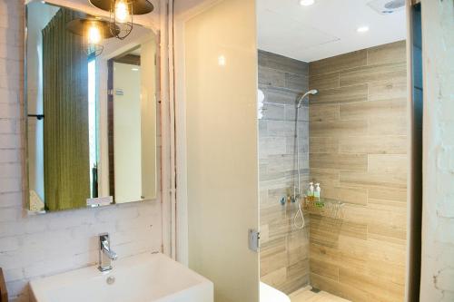 The Brick tesisinde bir banyo
